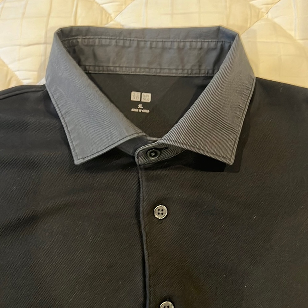 Uniqlo Mens polo grey collar black body